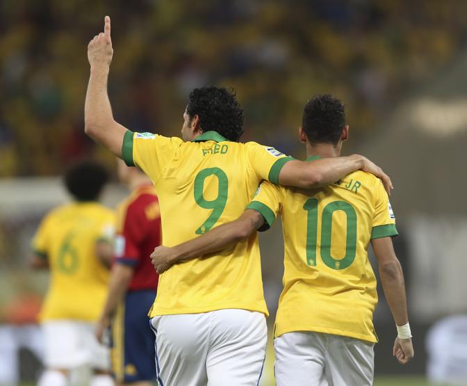 L'abbraccio tra i due giocatori a segno, Fred e Neymar. Ap